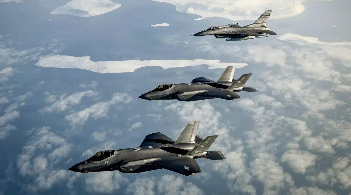 JET USAF- Jet tempur F-35 Lightning II dan F-16 Fighting Falcon Angkatan Udara AS (USAF) terlihat terbang di atas Greenland pada 7 Oktober 2025.