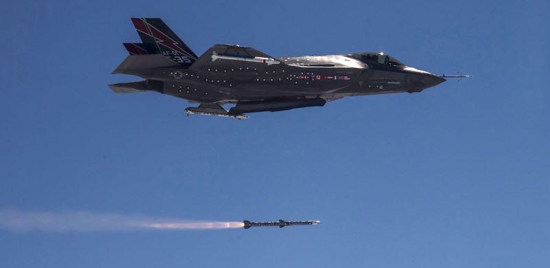 jet-tempur-buatan-as-f-35-menembakkan-rudal-amraam.jpg
