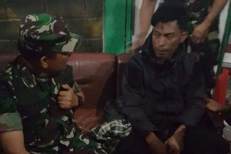 jimmi-aritonang-baju-hitam-salah-satu-pekerja-pembangunan-jembatan-yang-b.jpg