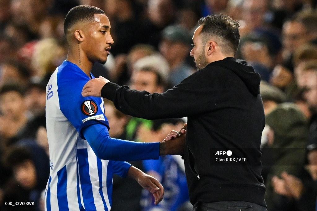 joao-pedro-diberi-ucapan-selamat-oleh-pelatih-kepala-brighton.jpg