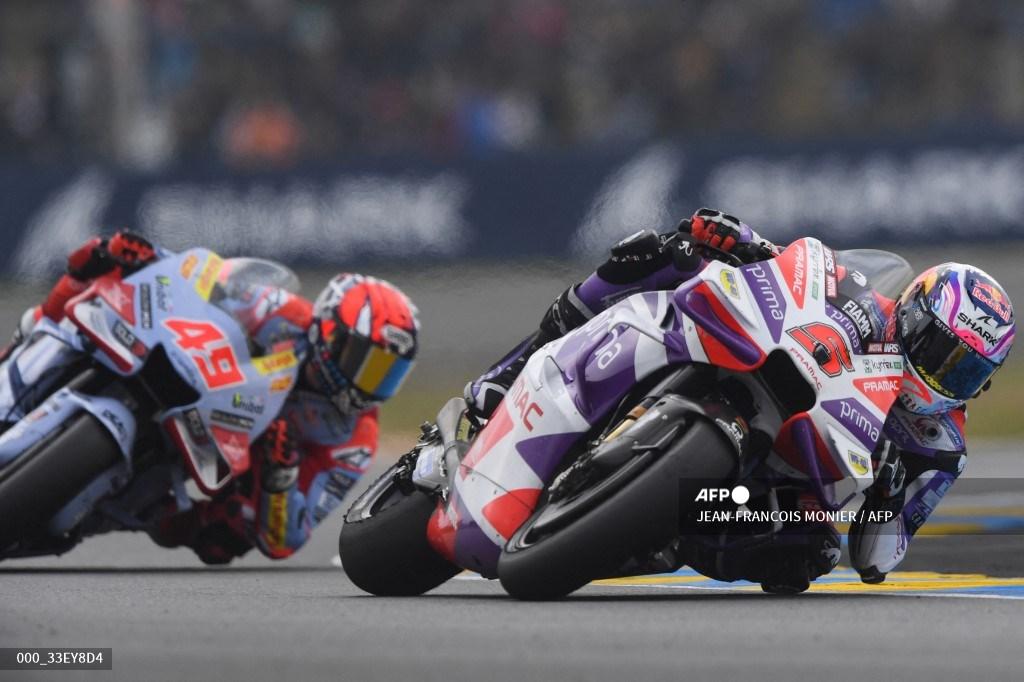 johann-zarco-kanan-bersaing-di-depan-fabio-di-giannantonio.jpg