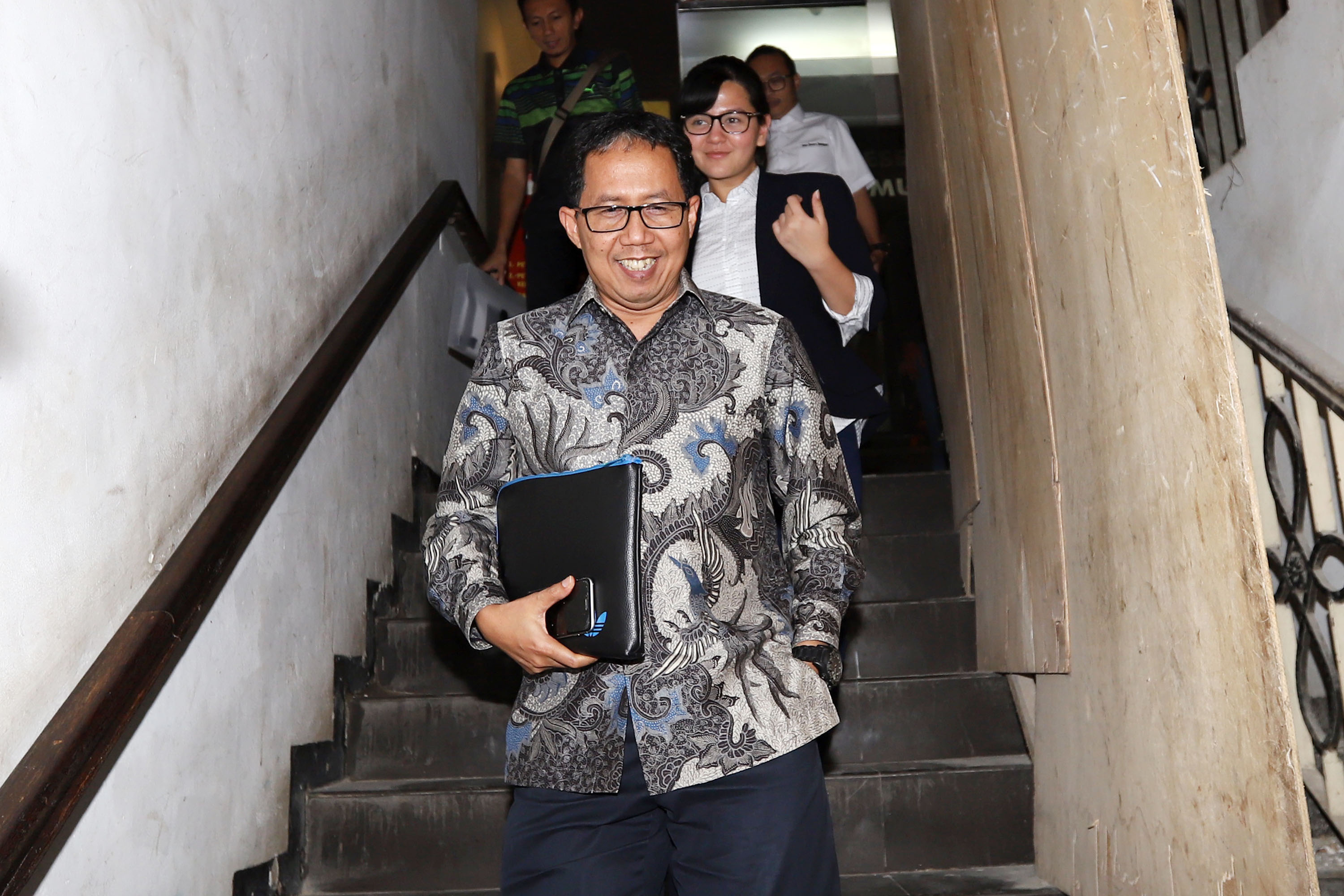 joko-driyono-diperiksa-11-jam-ratu-tisha-setia-menemani_20190124_230440.jpg