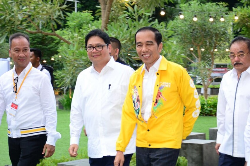 joko-widodo-dan-airlangga-hartarto_20180525_221553.jpg