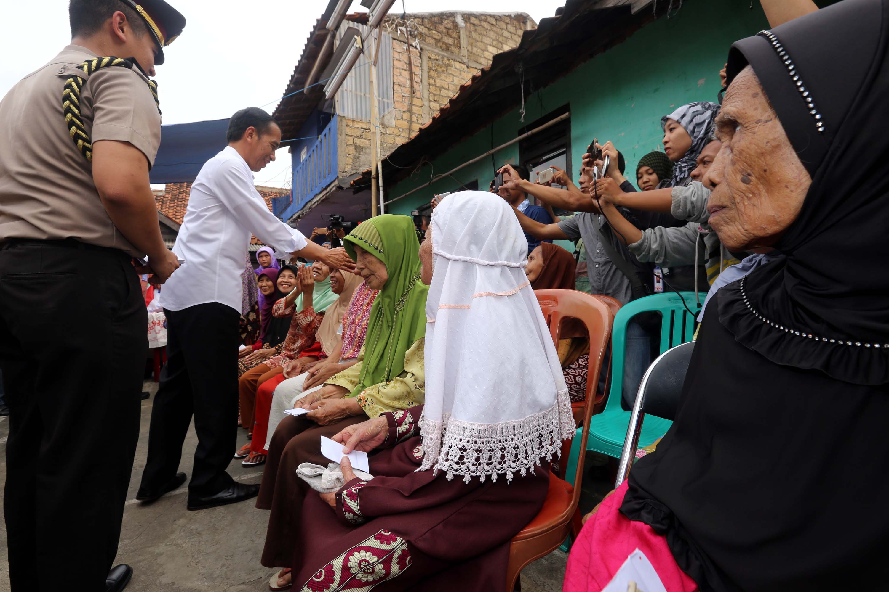 jokowi-bagi-sembako_20160629_030001.jpg