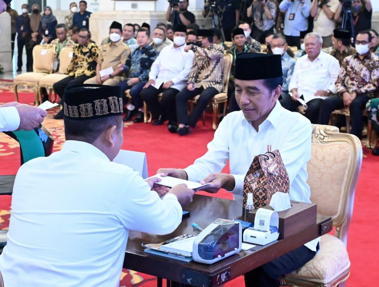 jokowi-bayar-ke-rozak.jpg