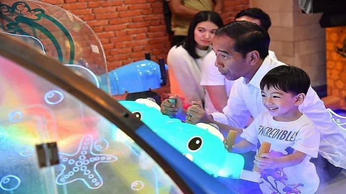jokowi-bermain-bersama-cucunya-jan-ethes-di-solo-paragon-mall.jpg