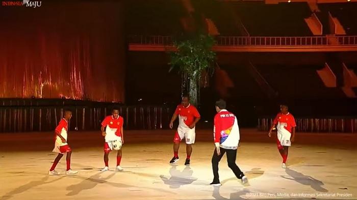 jokowi-bermain-bola-di-pembukaan-pon-papua.jpg