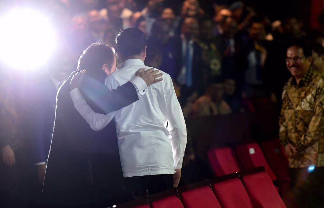 jokowi-berpelukan-surya-paloh-belakang.jpg