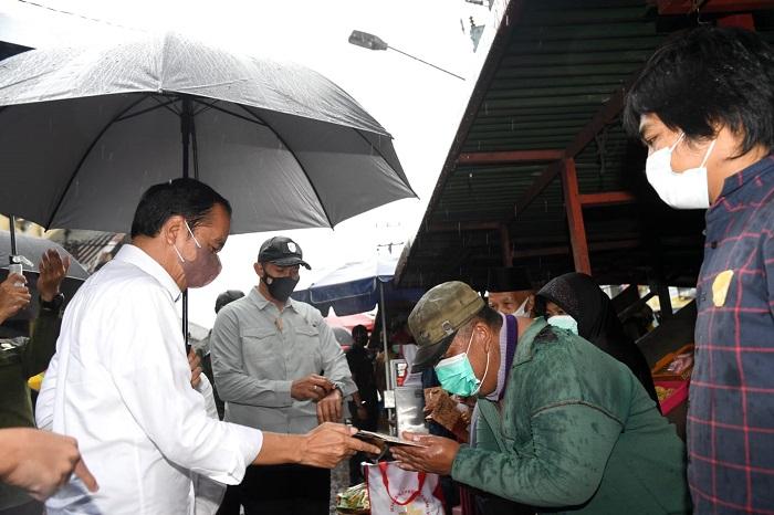 jokowi-beserta-ibu-negara-iriana-joko-widodo-mengunjungi-pasar-kertek.jpg