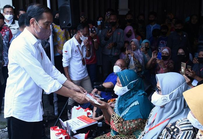 jokowi-dan-ibu-negara-iriana-jokowi-mengunjungi-sejumlah-pasar-di-surakarta.jpg