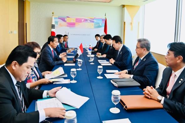 jokowi-dan-presiden-korea-di-hirosima.jpg