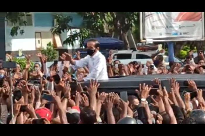 jokowi-di-antara-kerumunan-warga-di-nttdd.jpg