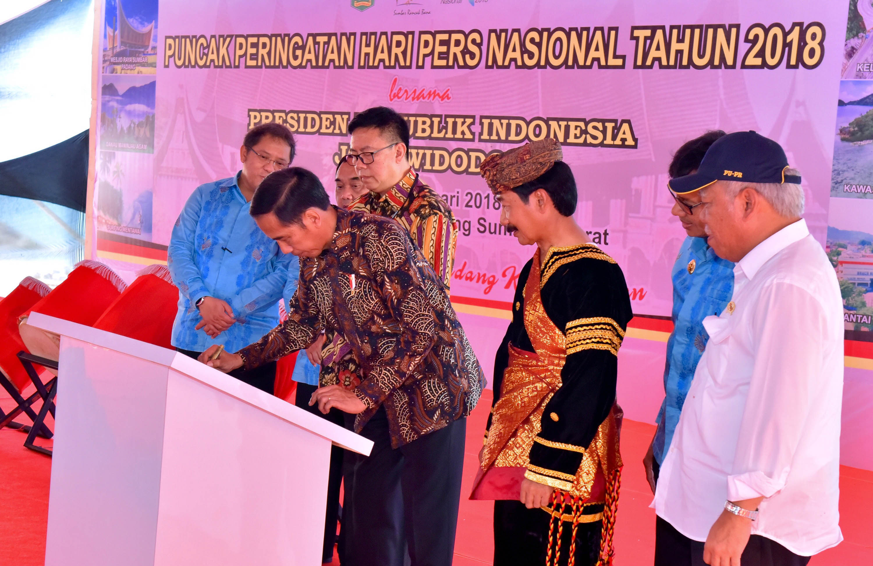 jokowi-hadiri-hari-pers-nasional-di-padang_20180209_162307.jpg