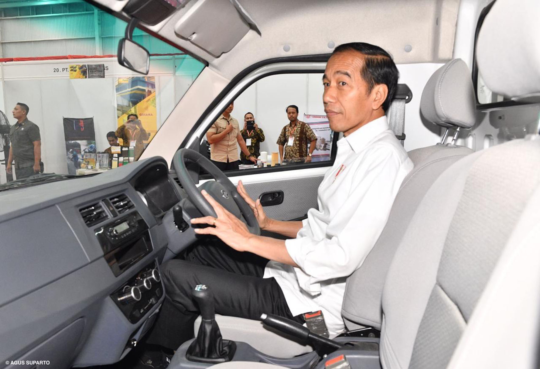 jokowi-jajal-mobil-pick-up-esemka-bima_20190906_180511.jpg