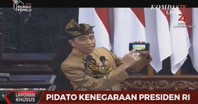 jokowi-keluarkan-ponsel.jpg