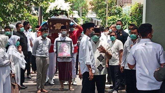 jokowi-mengantarkan-kenazah-ibundanya.jpg