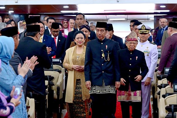jokowi-mengenakan-busana-demang-dan-kain-ujung-serong-khas-betawi.jpg