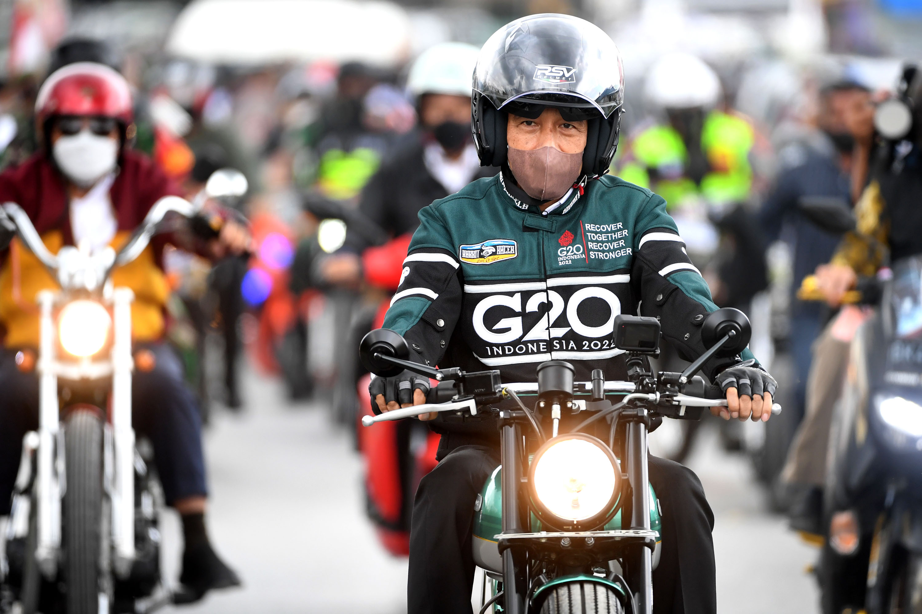 jokowi-naik-motor-dari-sibisa-ke-kawasan-pantai-bebas-parapat_20220203_002006.jpg