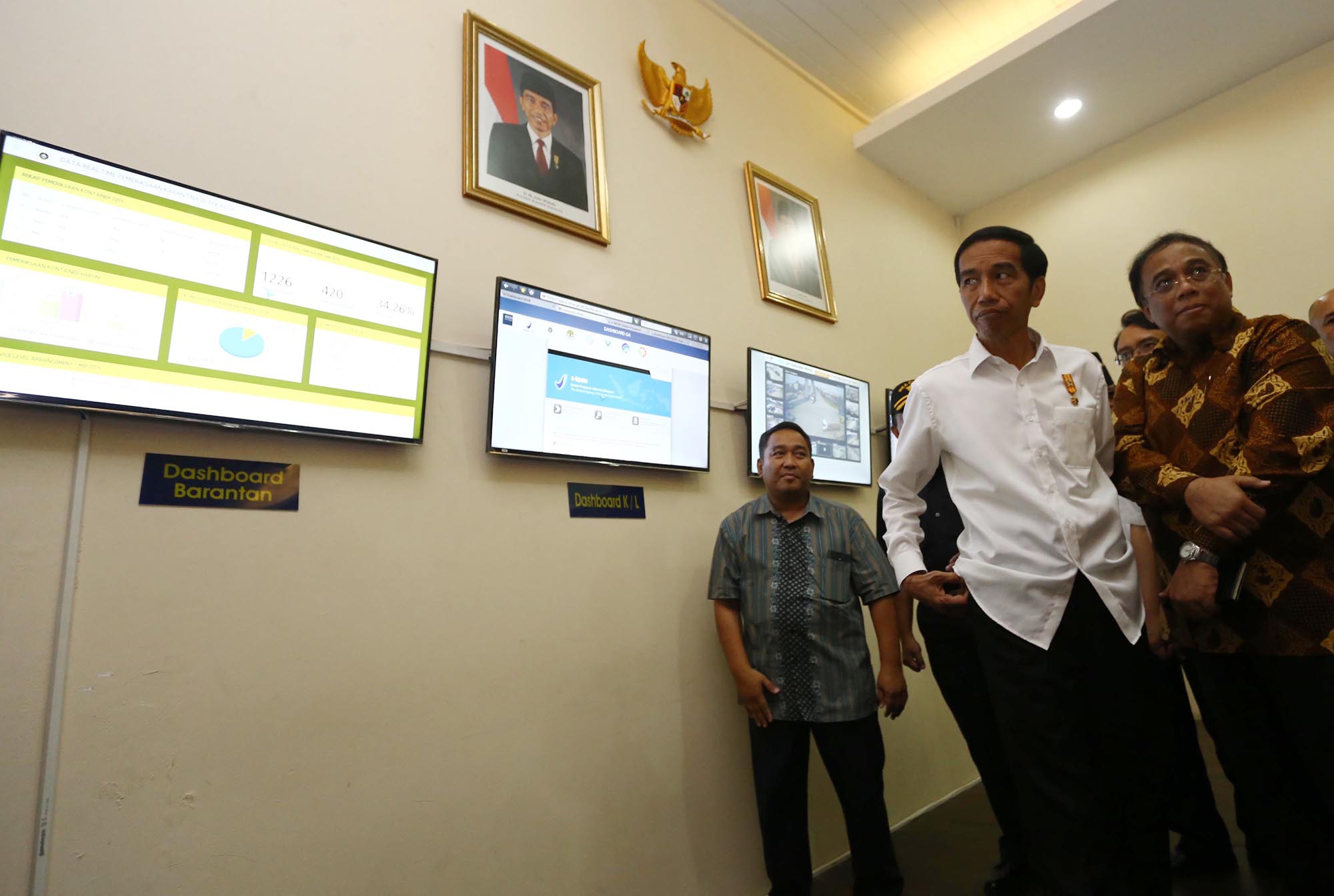 jokowi-pantau-pelayanan-pelabuhan_20150617_173914.jpg