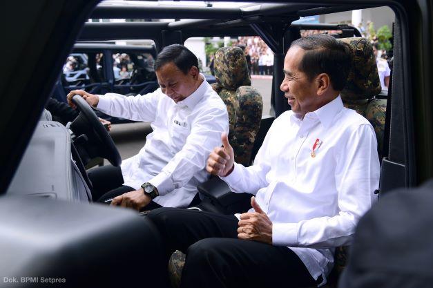 jokowi-prabowo-jajal-maung-pt-pindad.jpg