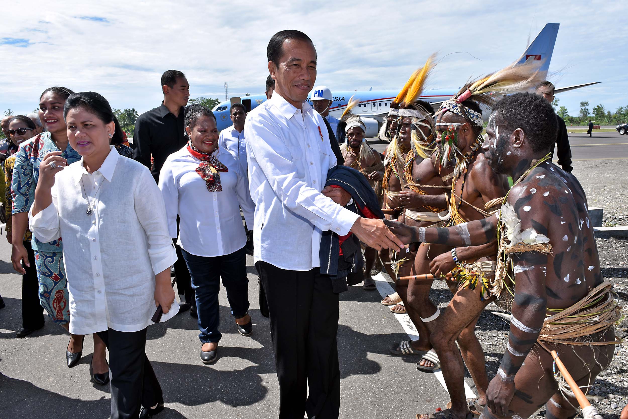 jokowi-resmikan-bandara-nop-goliat-dekai_20161018_190845.jpg