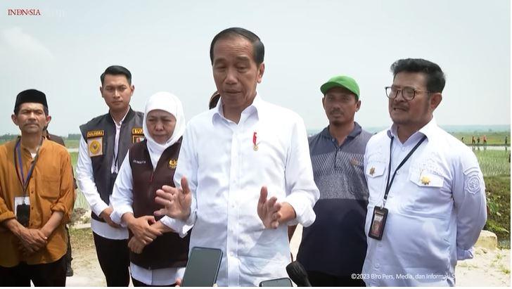 jokowi-saat-berada-di-tuban.jpg