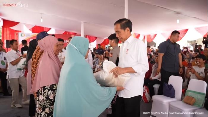 jokowi-salurkan-bansos-beras.jpg