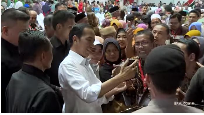 jokowi-serahkan-sertifikat-warga-gresik_1.jpg