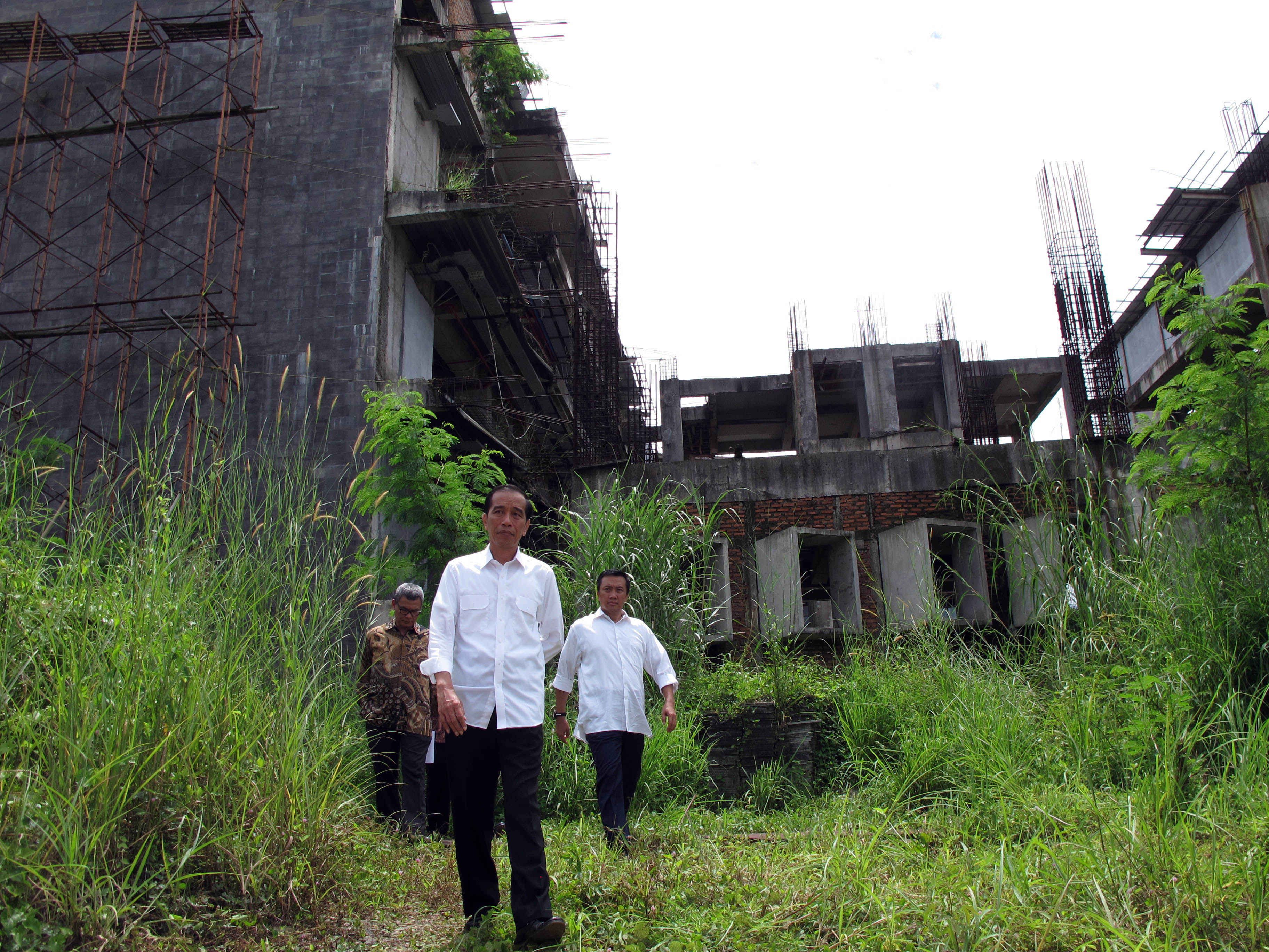 jokowi-sidak-p3son-hambalang_20160318_221130.jpg