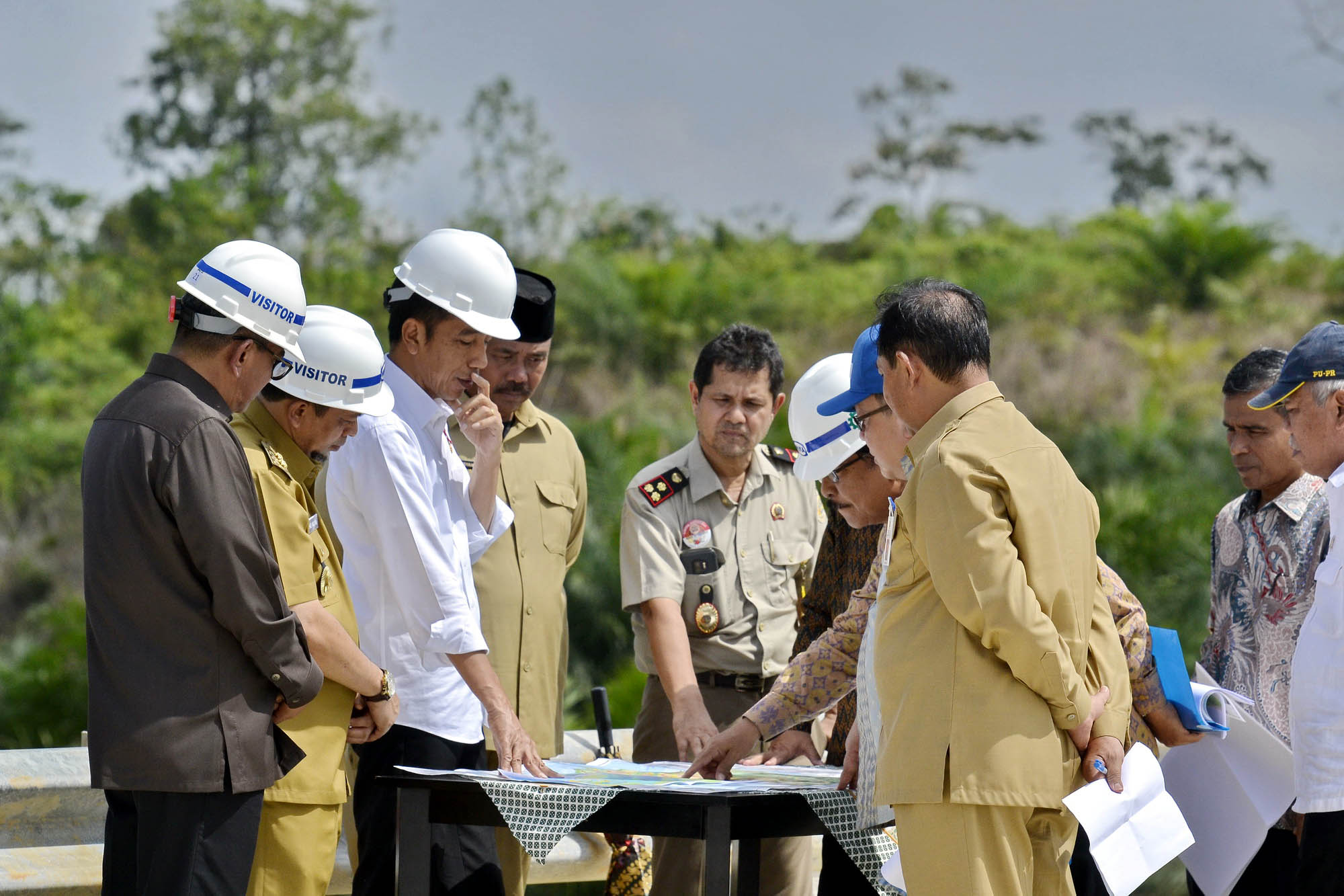 jokowi-tinjau-calon-lahan-ibu-kota-baru-di-kaltim_20190507_190034.jpg