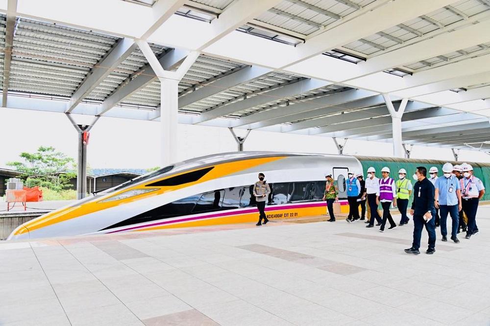 jokowi-tinjau-kereta-cepat.jpg