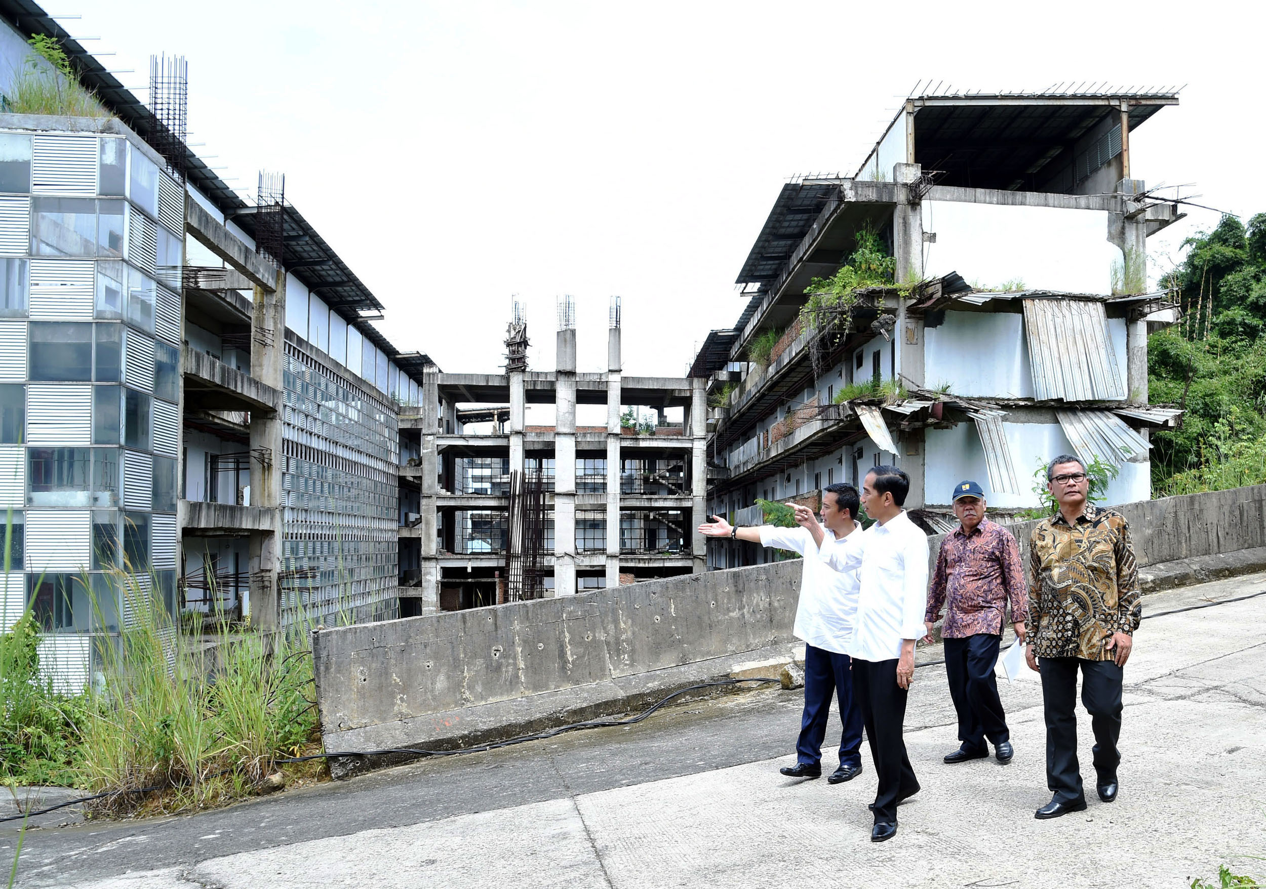 jokowi-tinjau-proyek-hambalang-yang-terbengkalai_20160318_205941.jpg