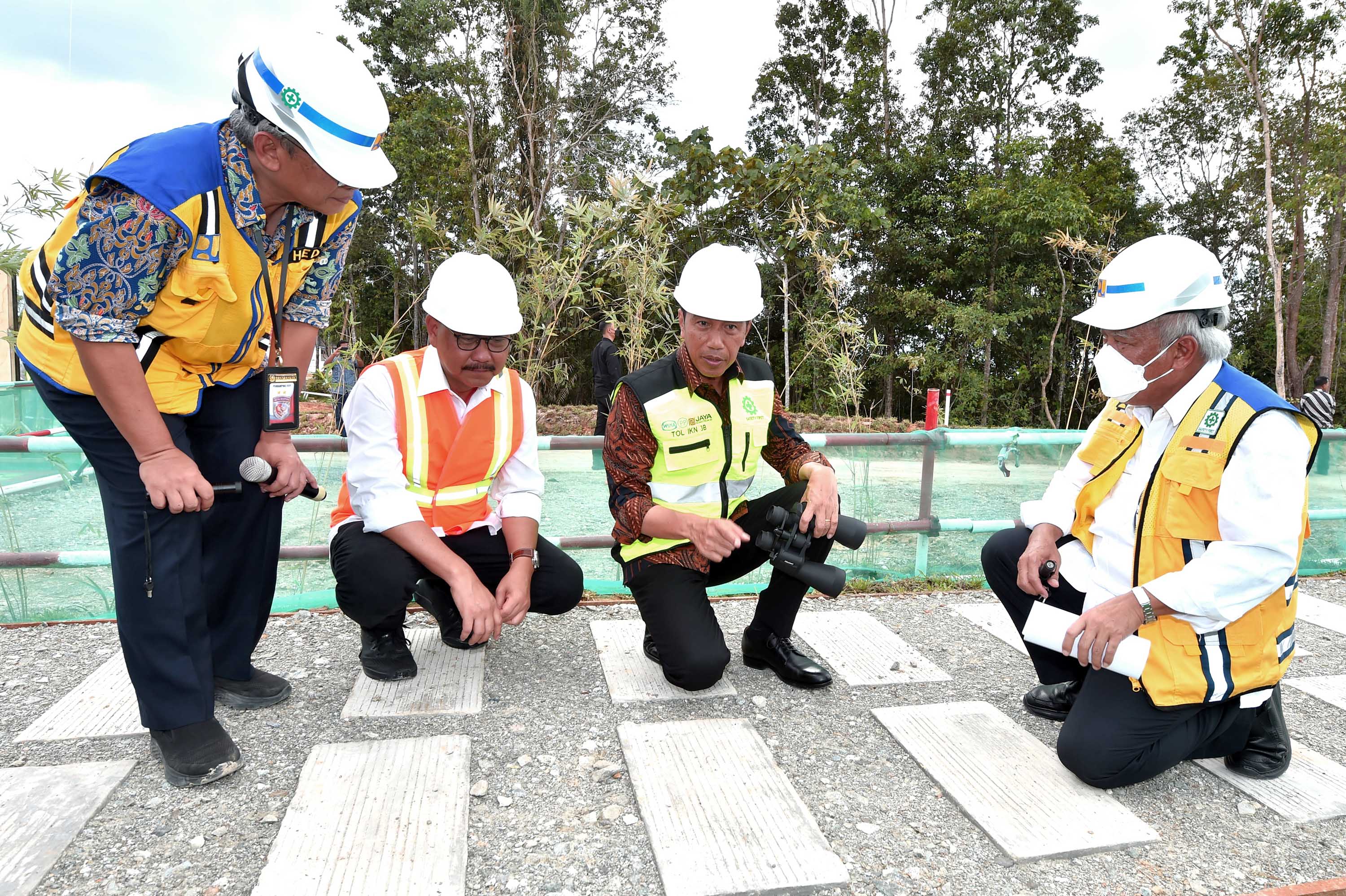 jokowi-tinjau-proyek-pembangunan-jalan-tol-di-ikn_20230222_194400.jpg