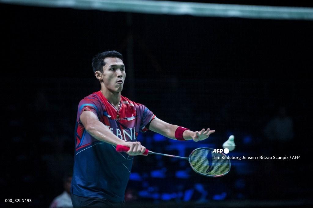 jonatan-christie-mengembalikan-shuttlecock.jpg