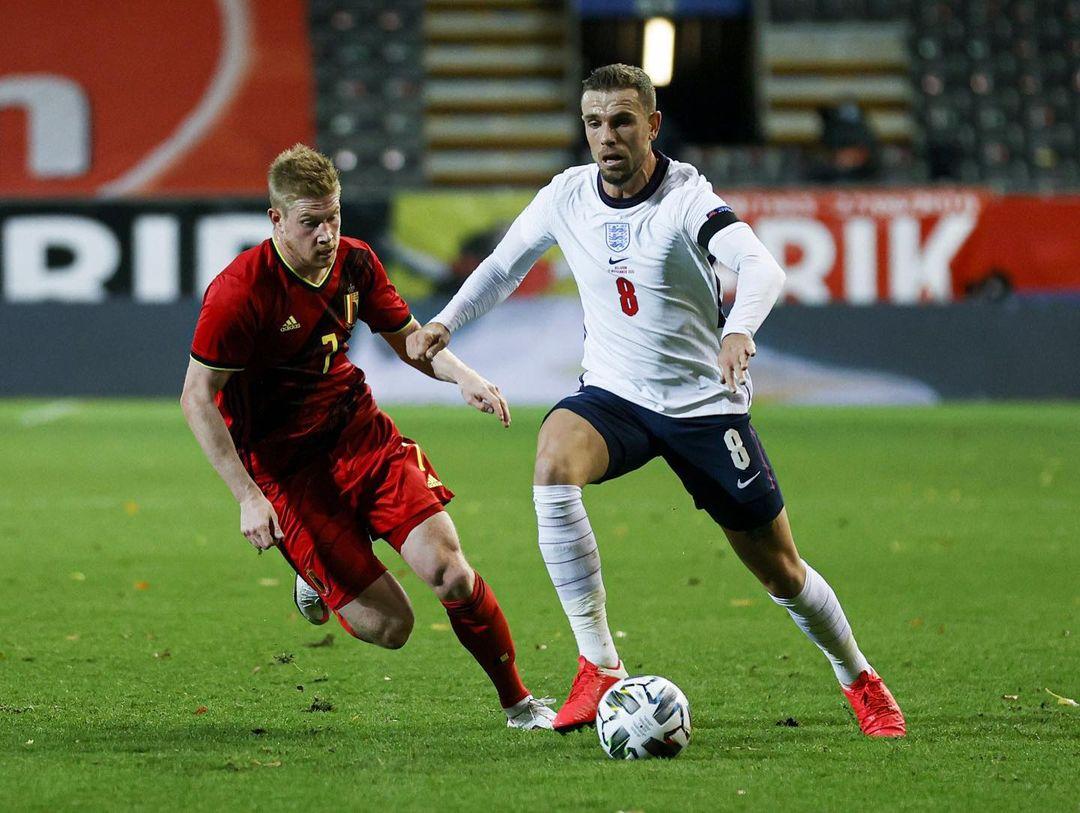 jordan-henderson-saat-bertarung-melawan-kevin-de-bruyne.jpg
