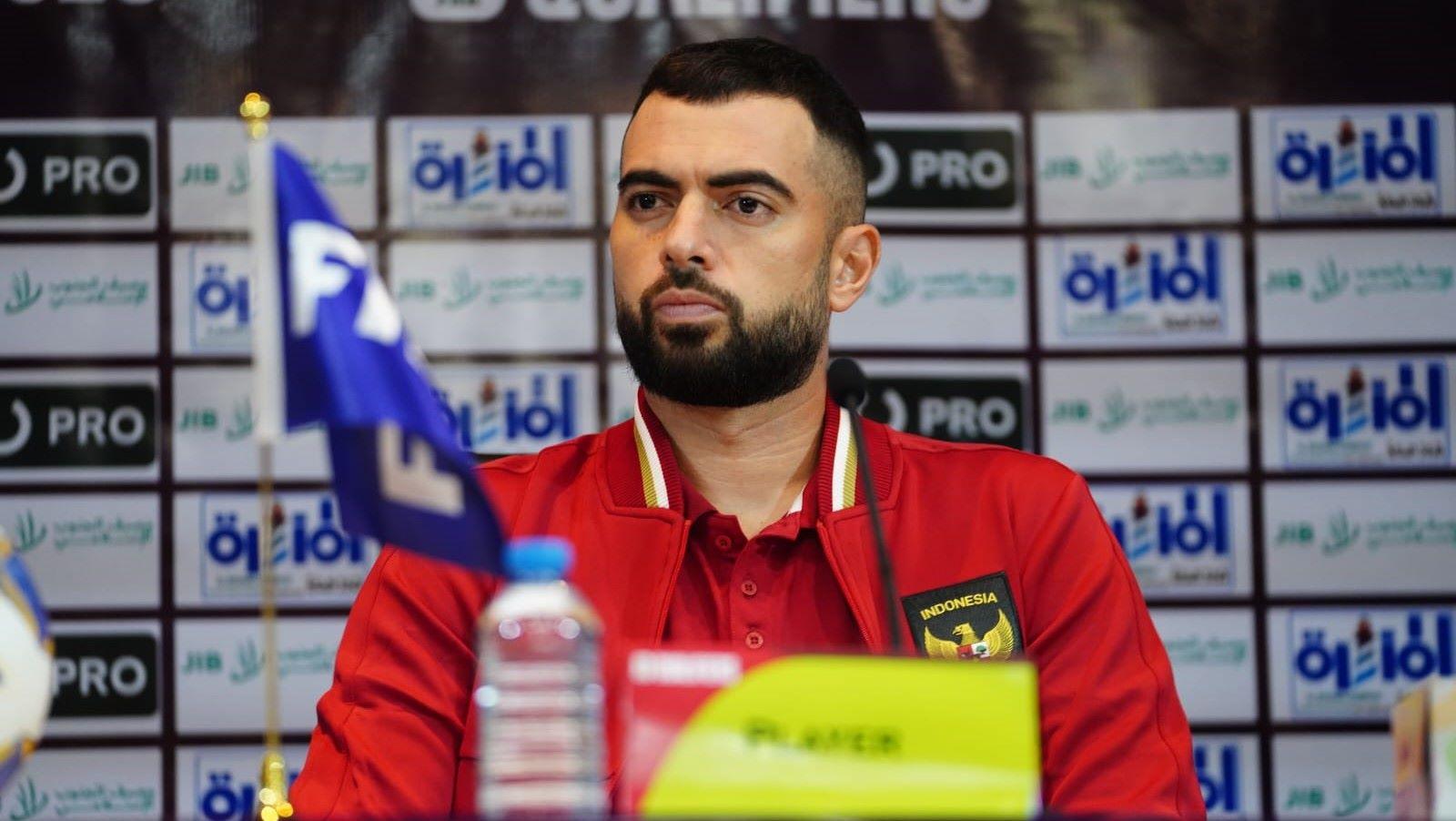 jordi-amat-dalam-sesi-pre-match-conference-kontra-irak-rabu-15112023.jpg