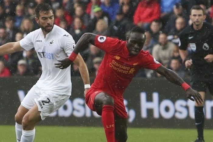 jordi-amat-kiri-ketika-membela-swansea-city.jpg