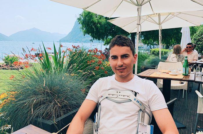 jorge-lorenzo-pasca-insiden-di-fp1-motogp-belanda-2019.jpg