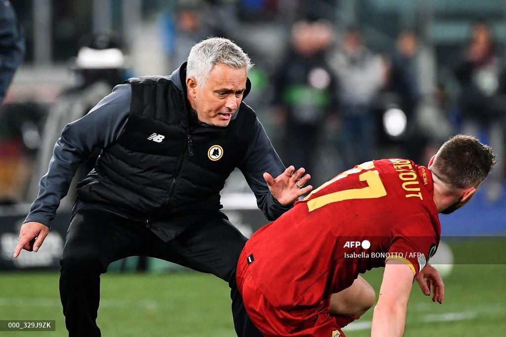 jose-mourinho-kiri-berbicara-kepada-jordan-veretout.jpg