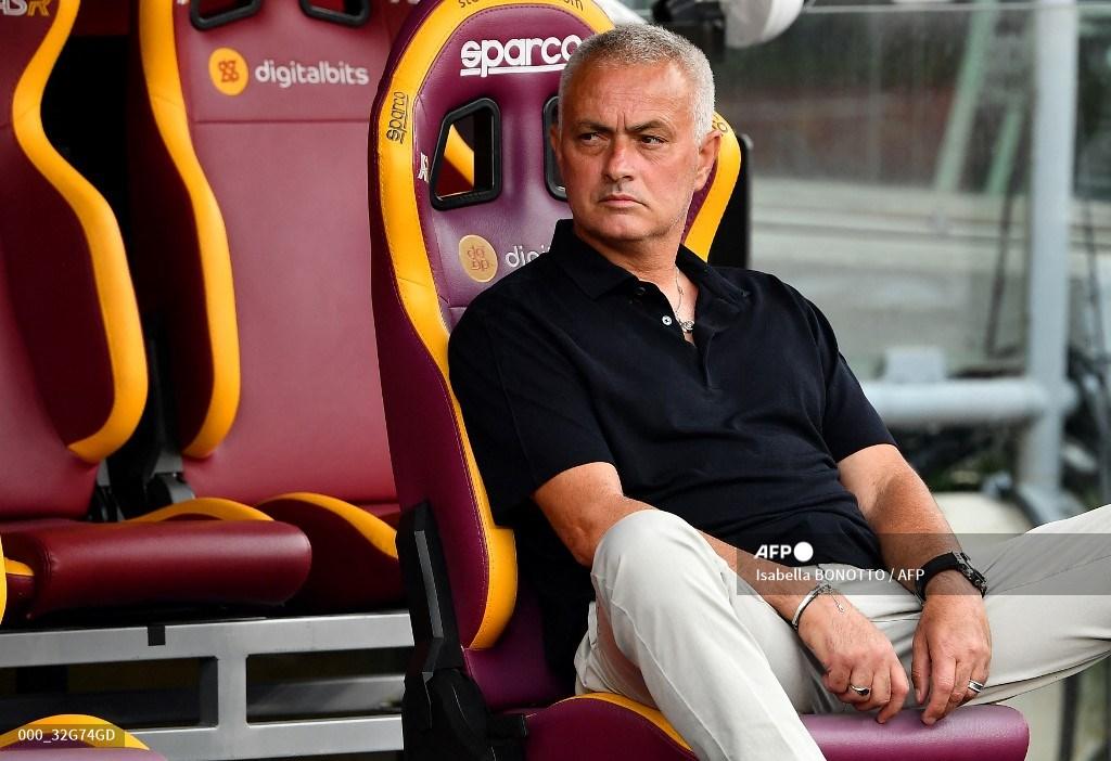 jose-mourinho-melihat-sebelum-presentasi-resmi-tim-as-roma.jpg