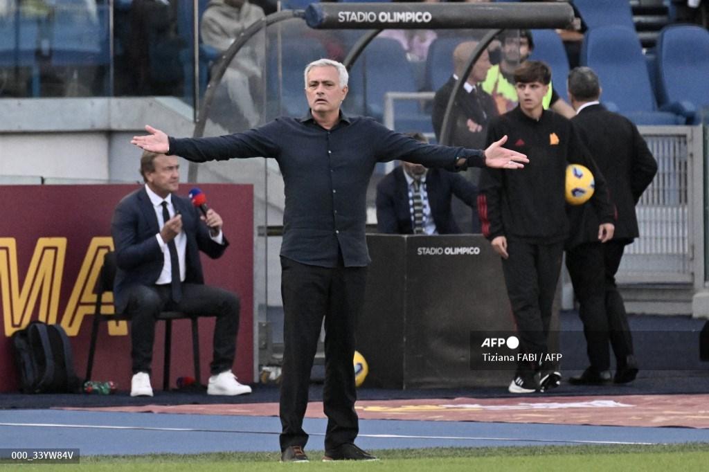 jose-mourinho-saat-pertandingan-sepak-bola-serie-a-italia-melawan-monza.jpg