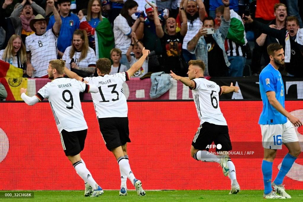 Gelandang Jerman Joshua Kimmich (2md R) merayakan mencetak gol pembuka dengan rekan satu timnya selama pertandingan sepak bola UEFA Nations League Jerman v Italia di stadion Borussia Park di Moenchengladbach, Jerman barat, pada 14 Juni 2022.