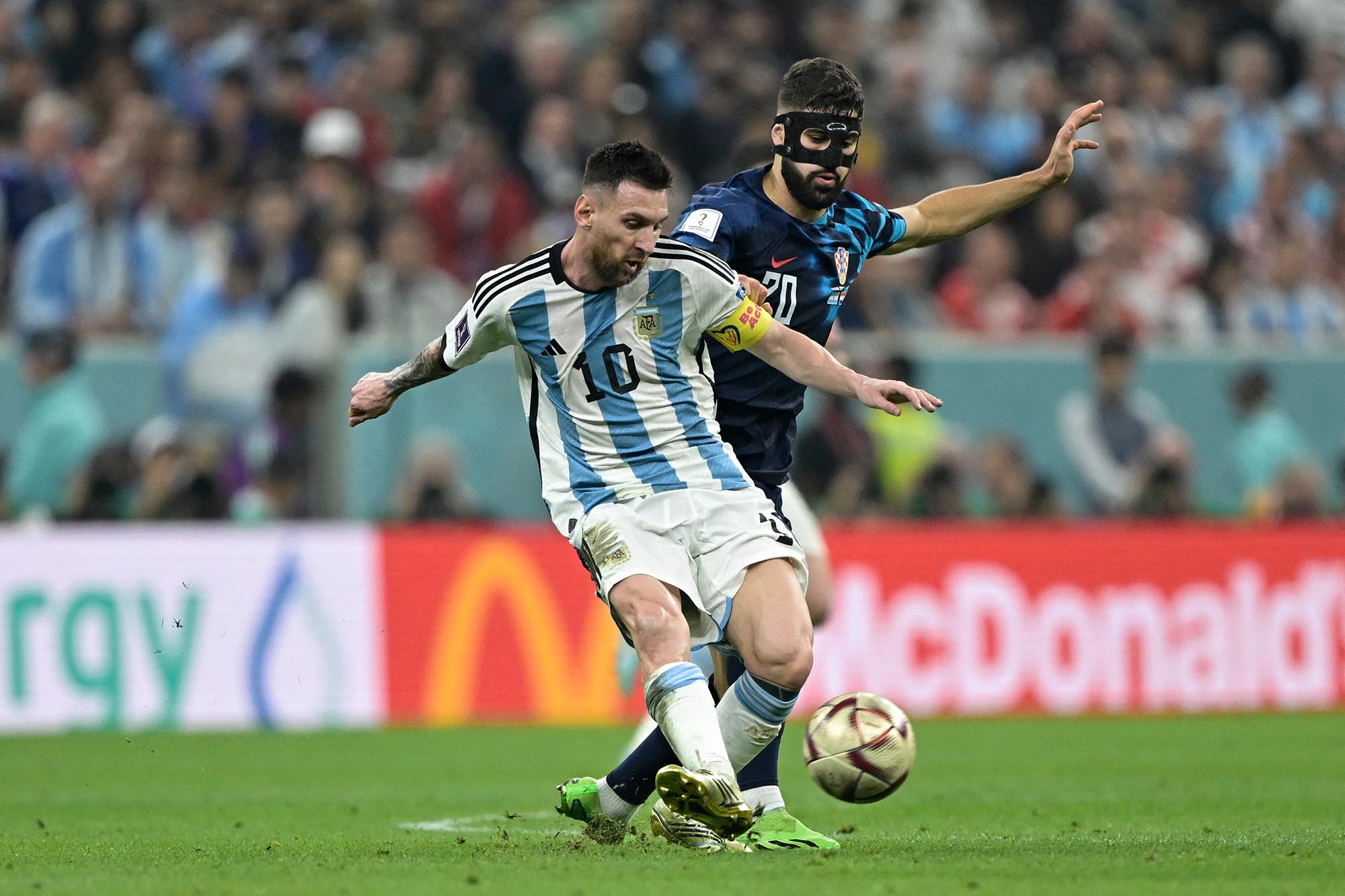 josko-gvardiol-kroasia-bayangi-aksi-lionel-messi_20221214_034959.jpg