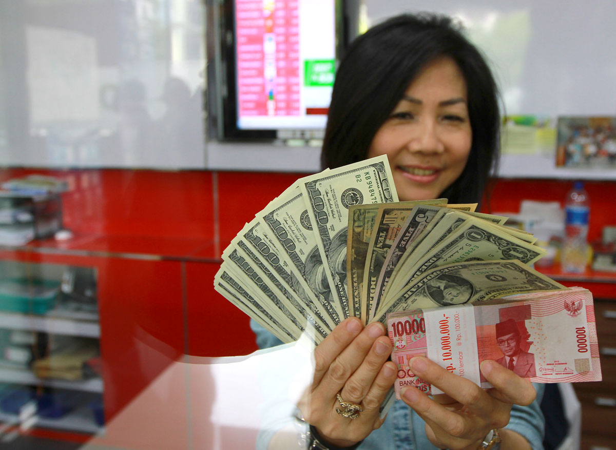 jual-beli-dollar_20150827_144657.jpg