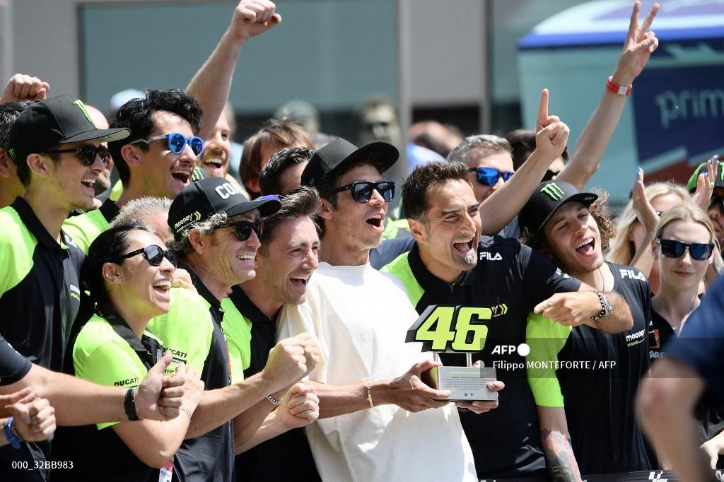 juara-dunia-sembilan-kali-valentino-rossi-tengah.jpg