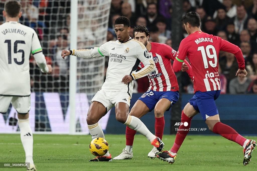 jude-bellingham-kiri-berebut-bola-dengan-bek-spanyol-atletico-madrid.jpg