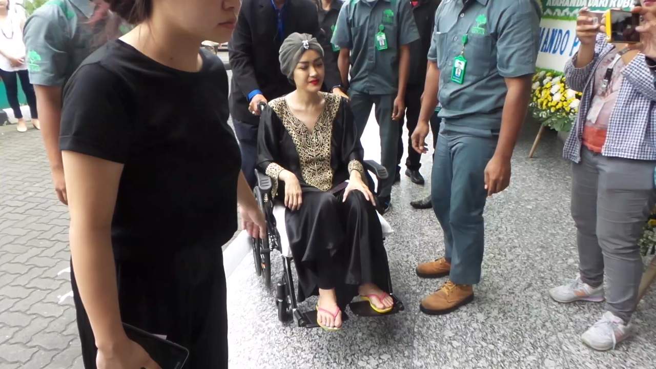 julia-perez-hadir-kerumah-duka-ayahanda-ruben_20170130_190259.jpg
