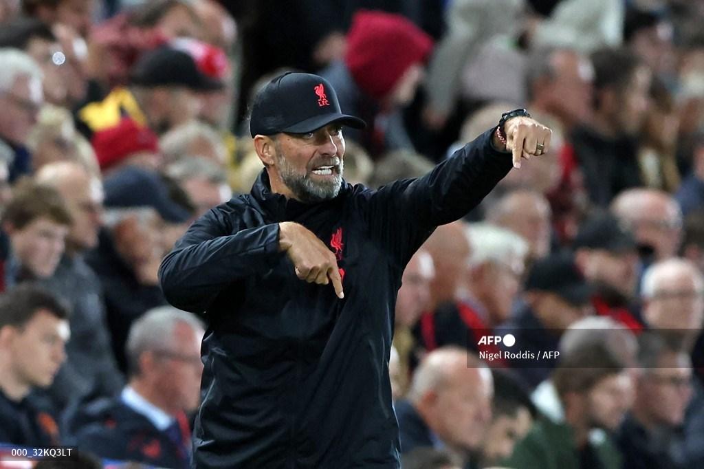 jurgen-klopp-memberi-isyarat-dari-tepi-lapangan.jpg