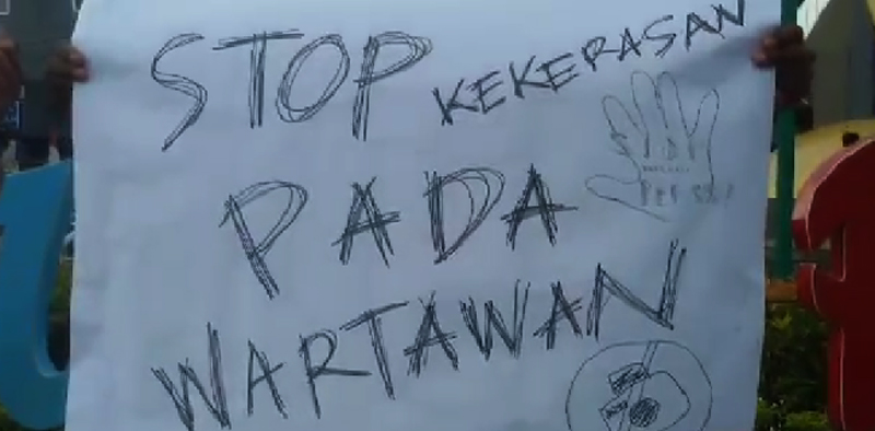 jurnalis-di-jambi-lakukan-aksi-solidaritas_20160816_195412.jpg