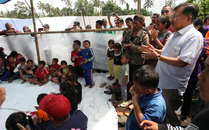 jusuf-kalla-di-pengungsian-gunung-agung_20171231_073103.jpg